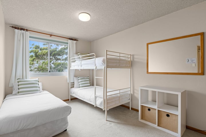 Spálňa vhodná pre rodiny s poschodovou posteľou a prirodzeným svetlom