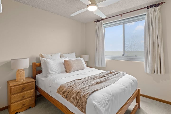 Pohodlná spálňa s manželskou posteľou Queen, mäkkou posteľnou bielizňou a nočným osvetlením