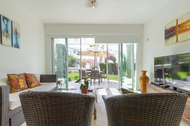 Дневна соба со голем телевизор и удобни места за седење