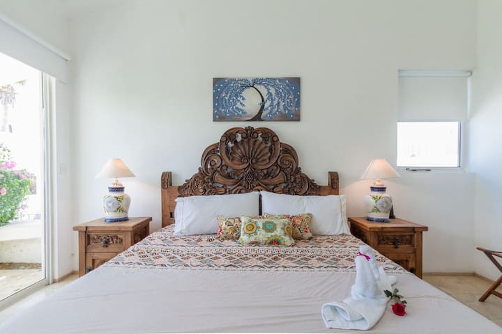 Главна спална соба со поглед кон градина и пристап