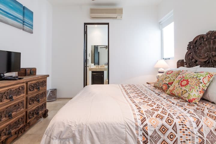 Клима уред и телевизор со кабелска телевизија во втората гостинска соба