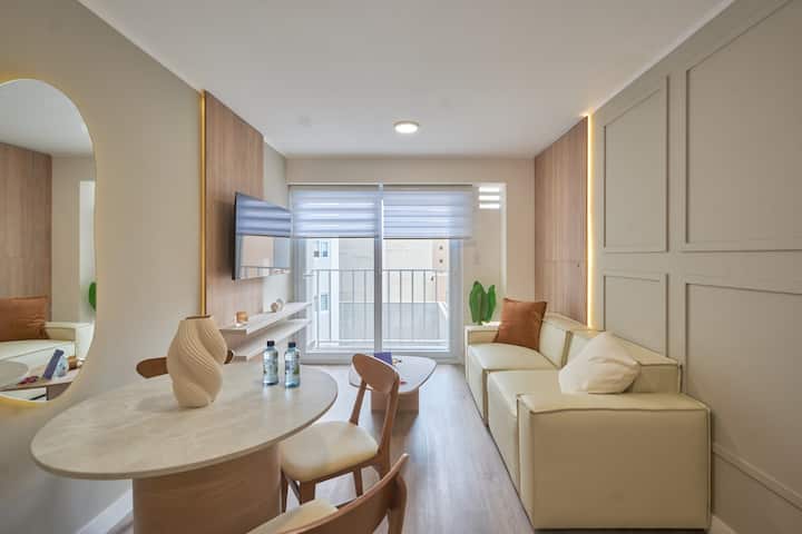Geko | Bright 2br W/ Balcony Steps From Malecón - Peru