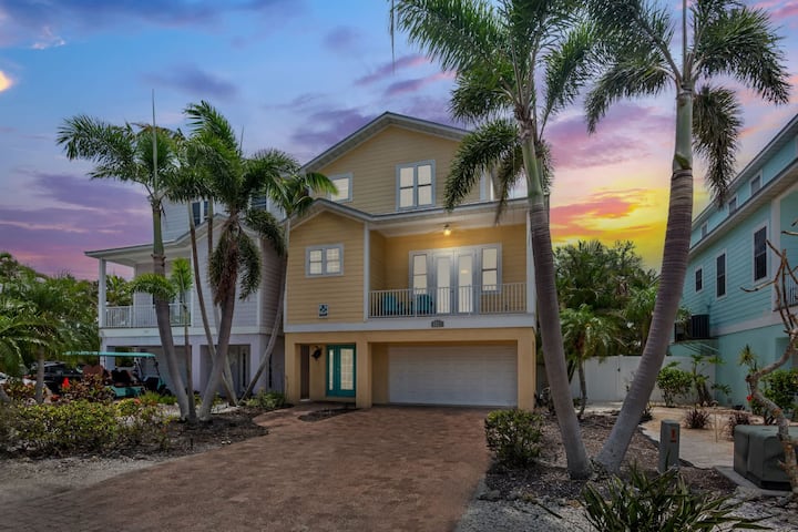 Holmes Beach - Pool - Minutes To Beach - Sleeps 8 - Holmes Beach, FL