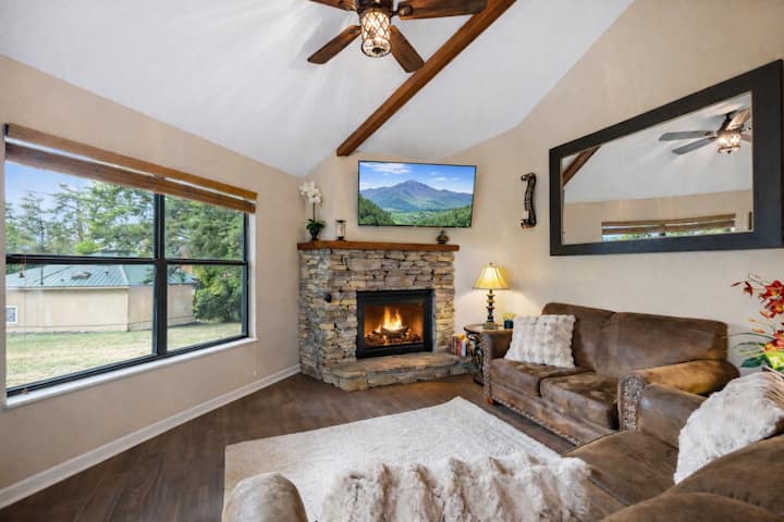 Bootleggers Villa | Hot Tub • Mtn Views • Pet - Gatlinburg, TN