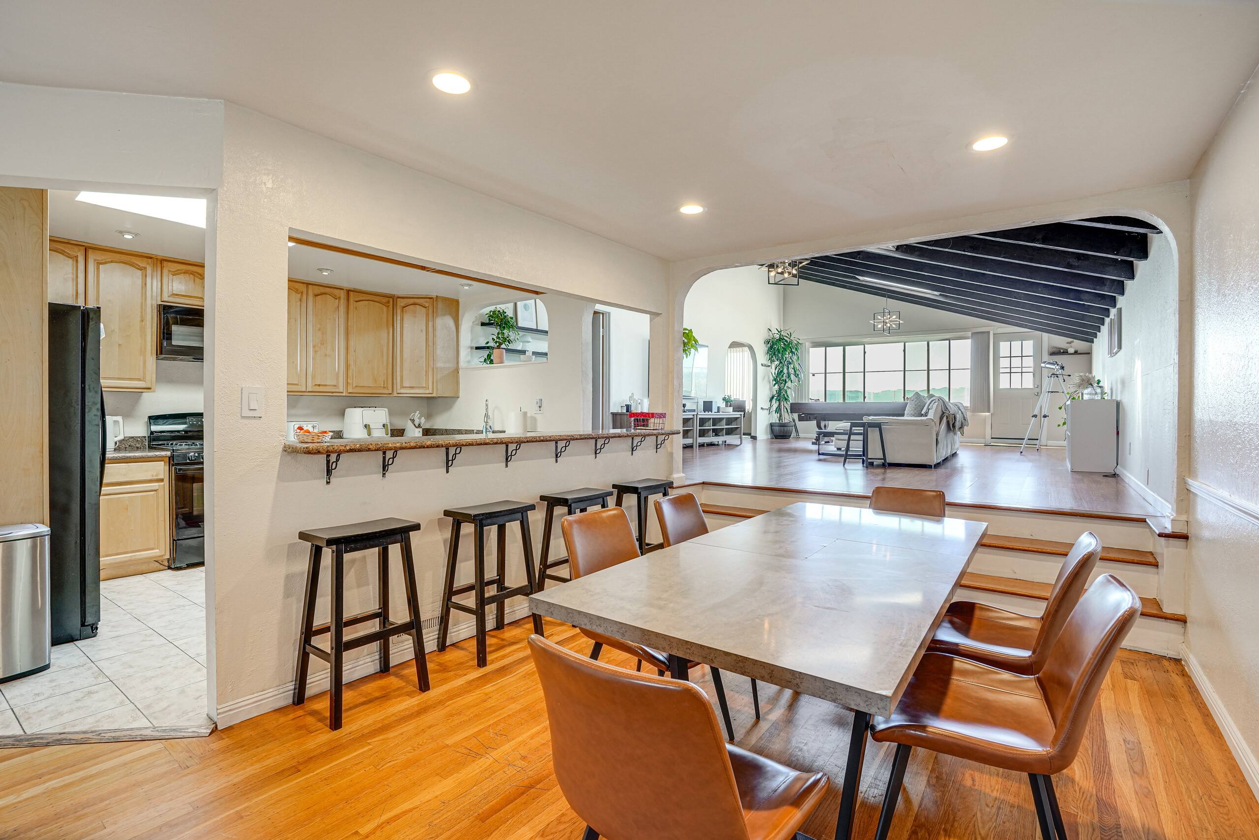 Home in South San Francisco · ★New · 4 bedrooms · 6 beds · 3 private baths - Image 6