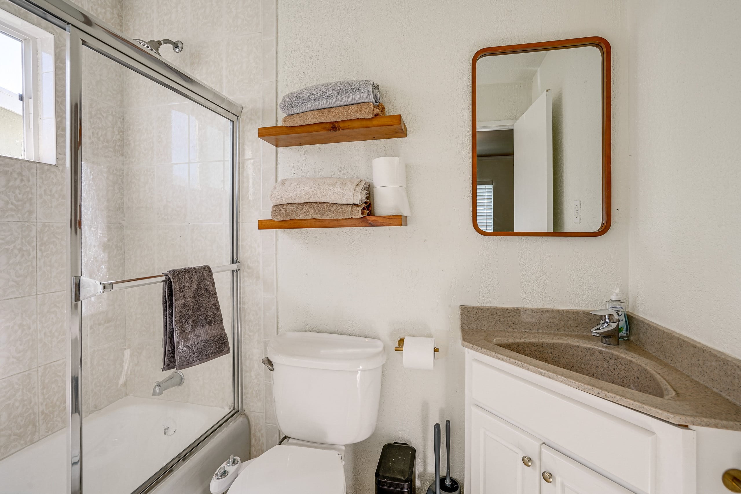 Home in South San Francisco · ★New · 4 bedrooms · 6 beds · 3 private baths - Image 18