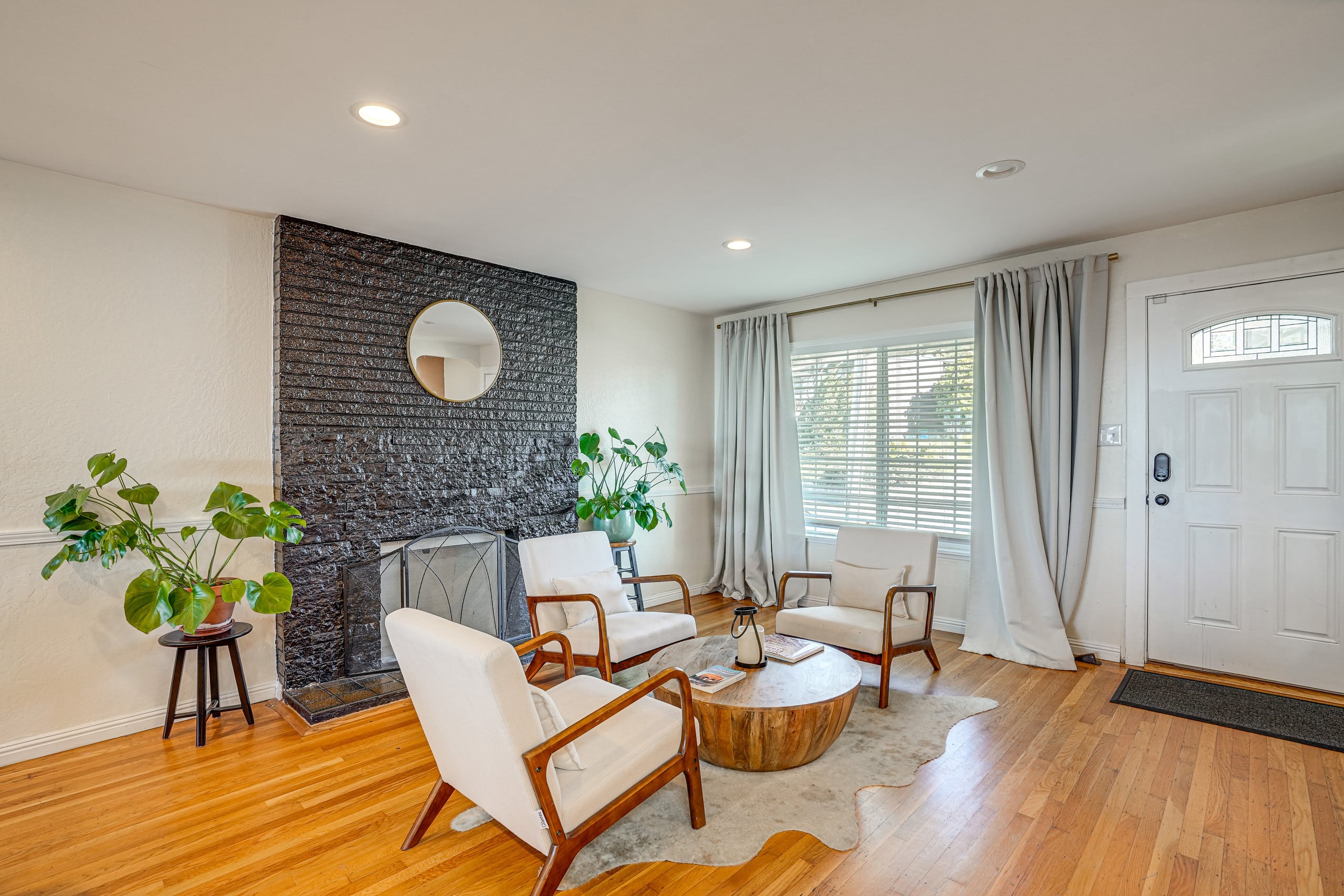 Home in South San Francisco · ★New · 4 bedrooms · 6 beds · 3 private baths - Image 5
