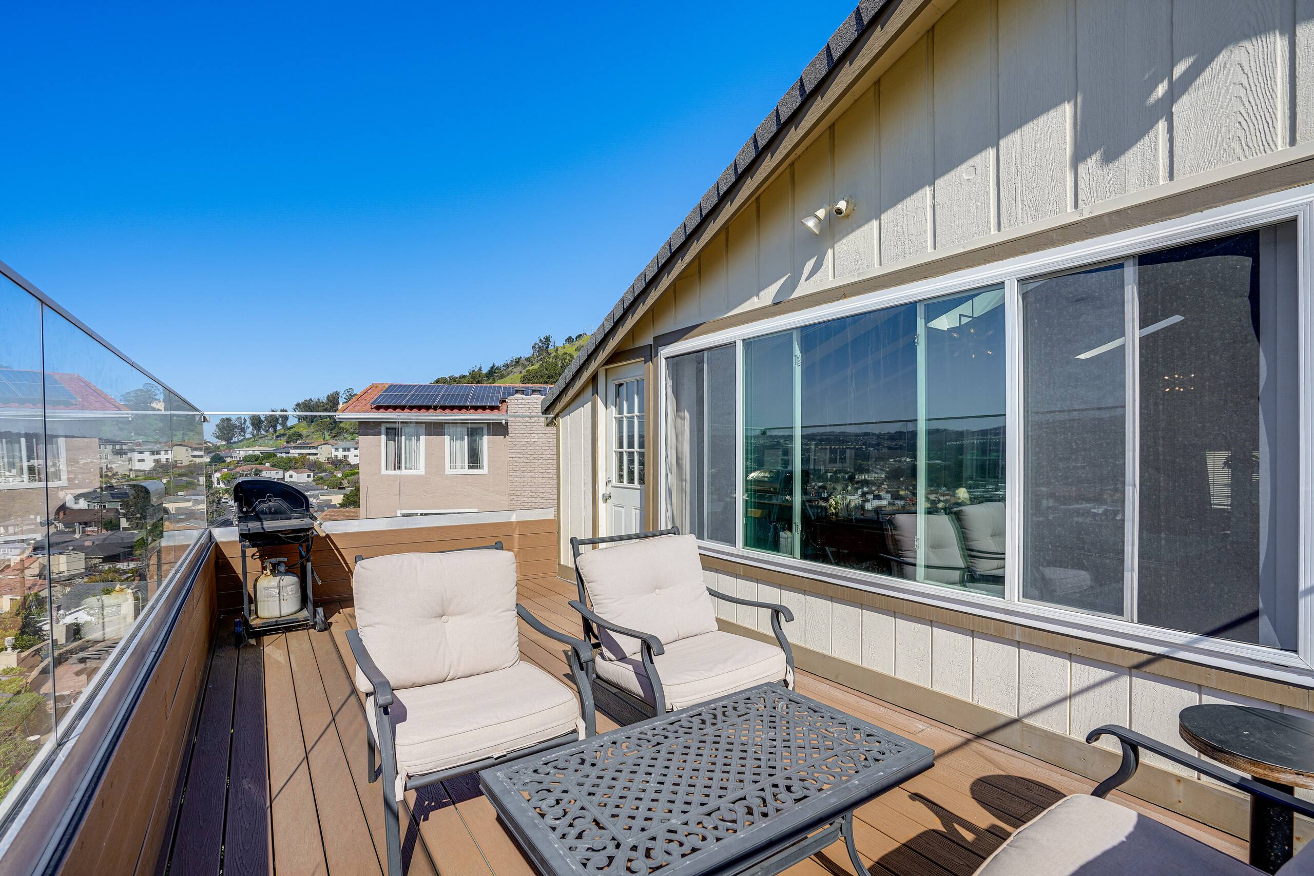 Home in South San Francisco · ★New · 4 bedrooms · 6 beds · 3 private baths - Image 27
