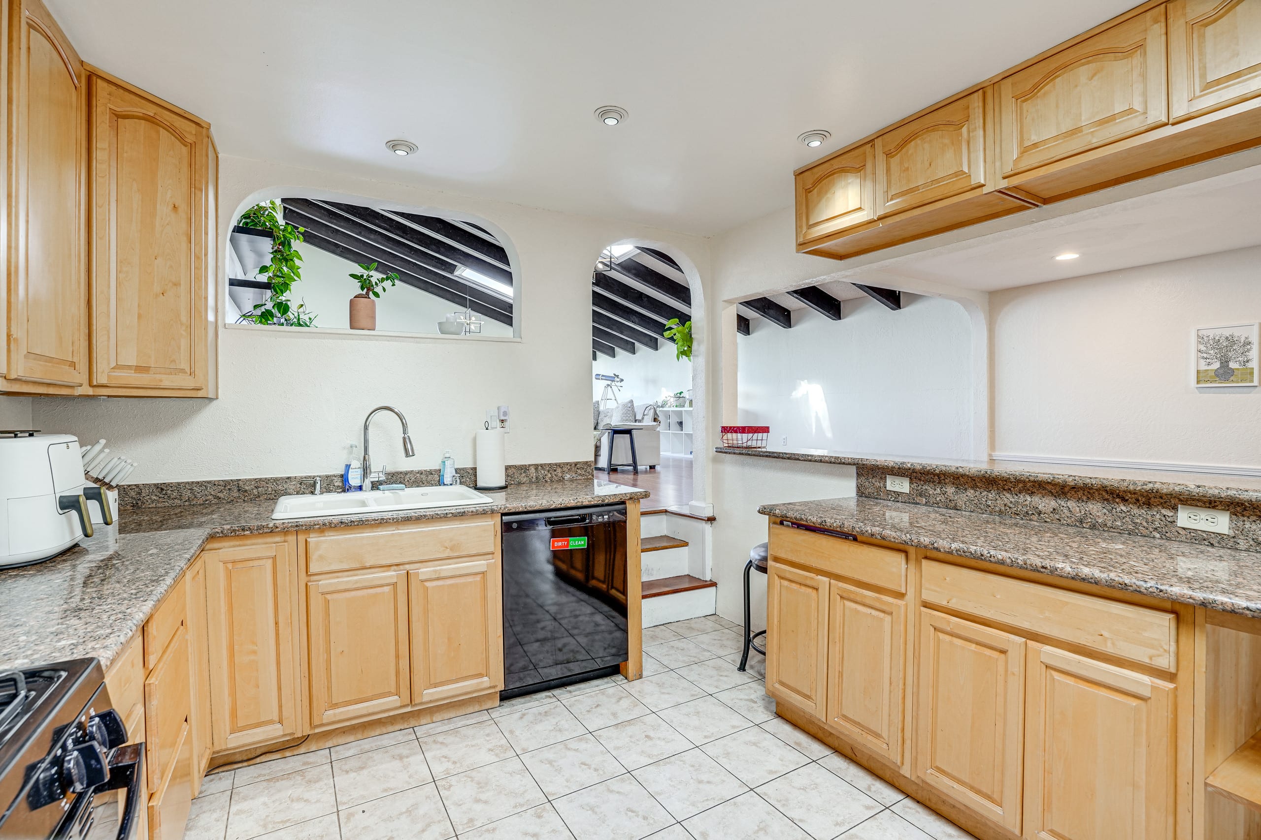 Home in South San Francisco · ★New · 4 bedrooms · 6 beds · 3 private baths - Image 8