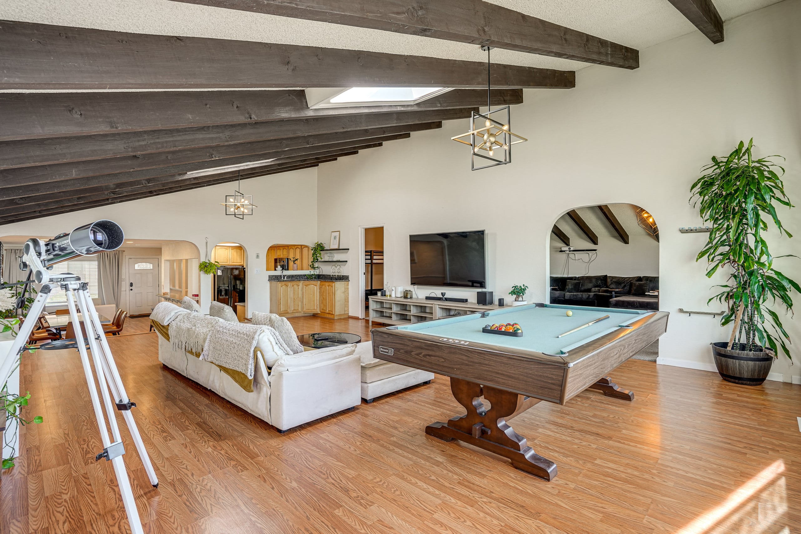 Home in South San Francisco · ★New · 4 bedrooms · 6 beds · 3 private baths - Image 3