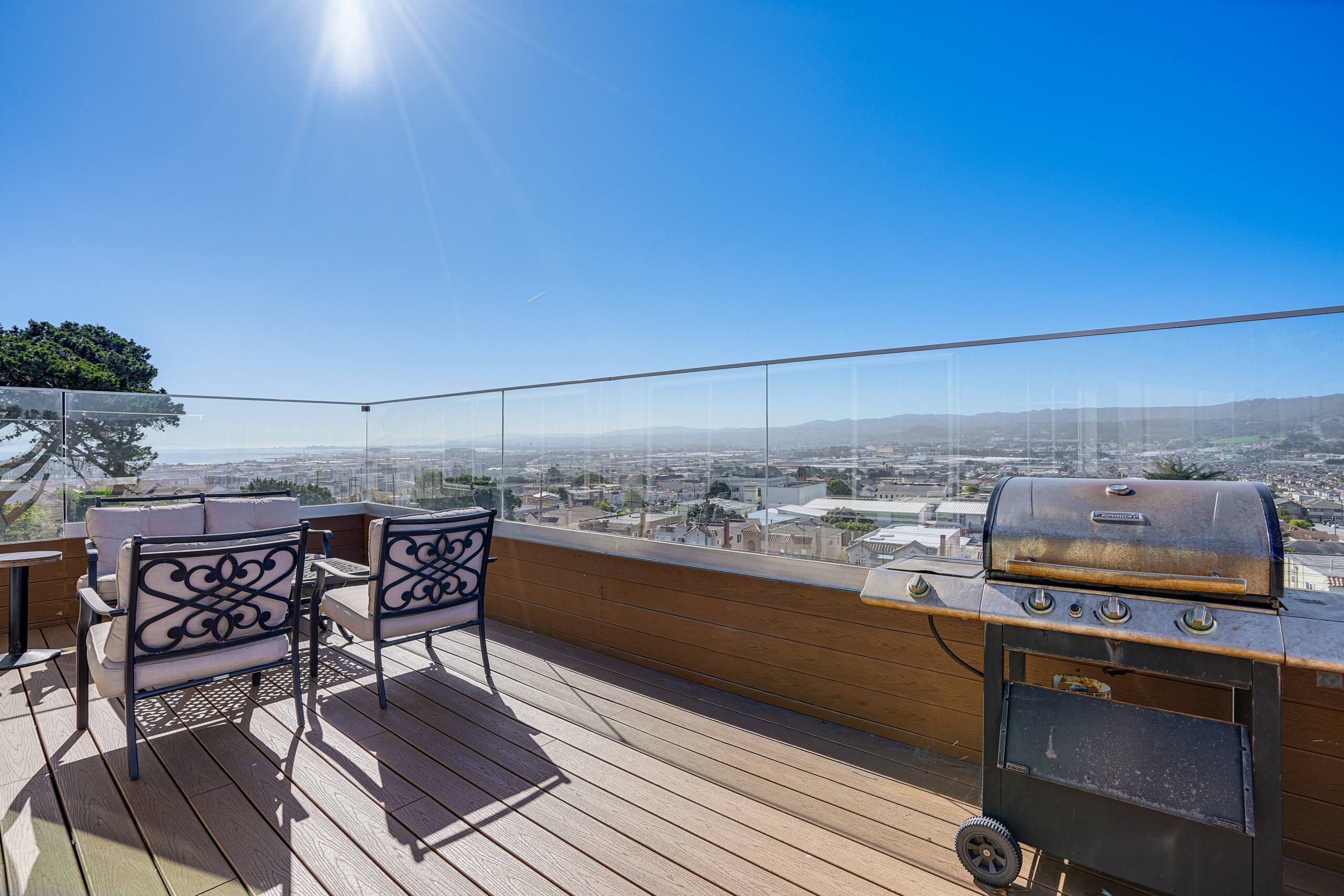 Home in South San Francisco · ★New · 4 bedrooms · 6 beds · 3 private baths - Image 26