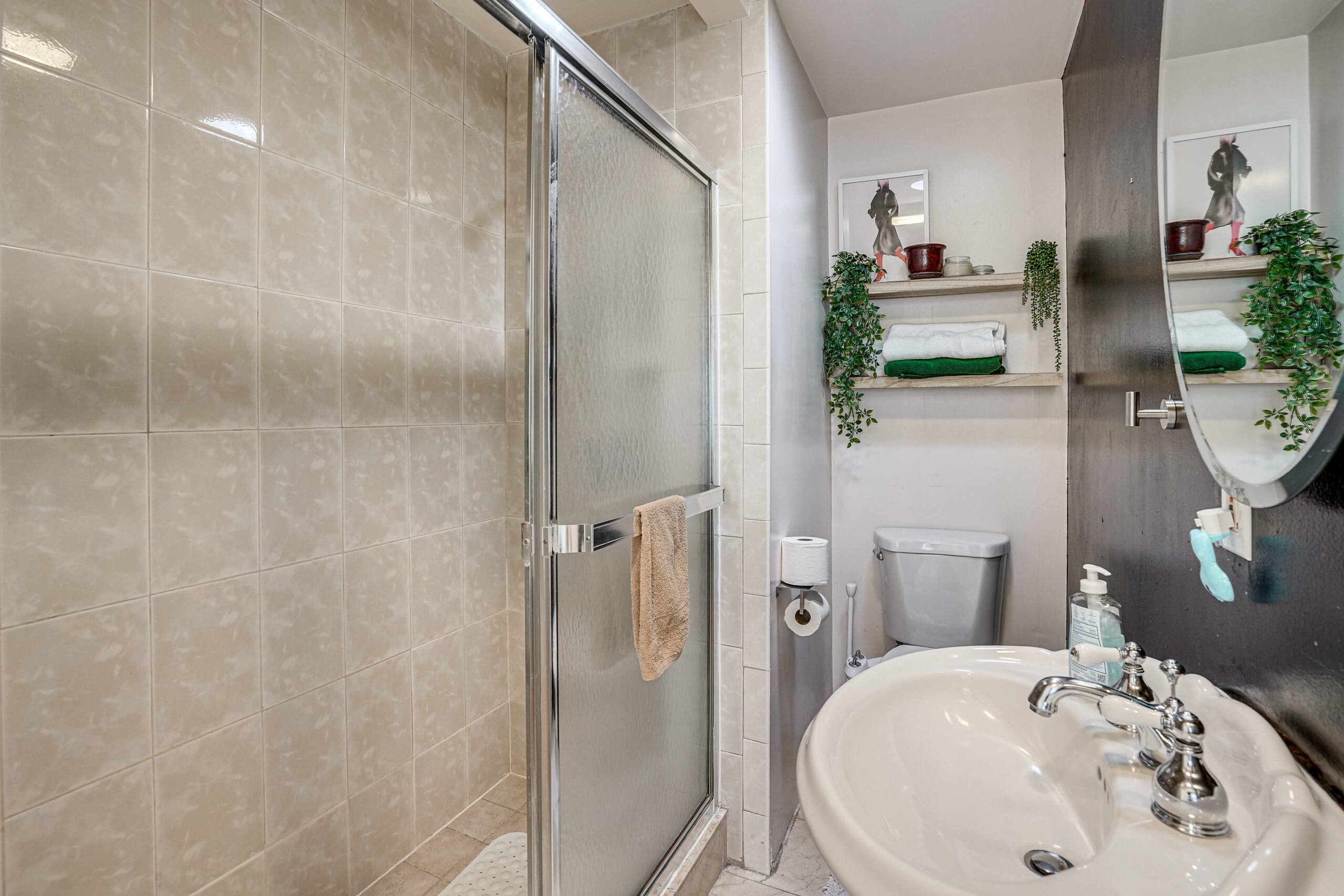 Home in South San Francisco · ★New · 4 bedrooms · 6 beds · 3 private baths - Image 21