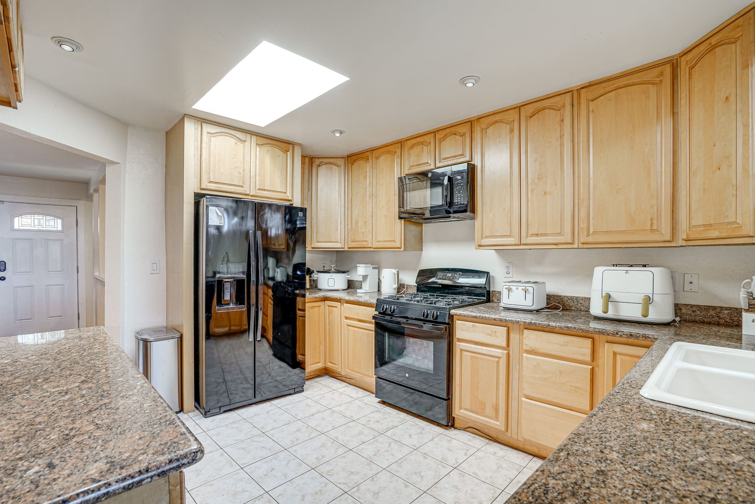 Home in South San Francisco · ★New · 4 bedrooms · 6 beds · 3 private baths - Image 7