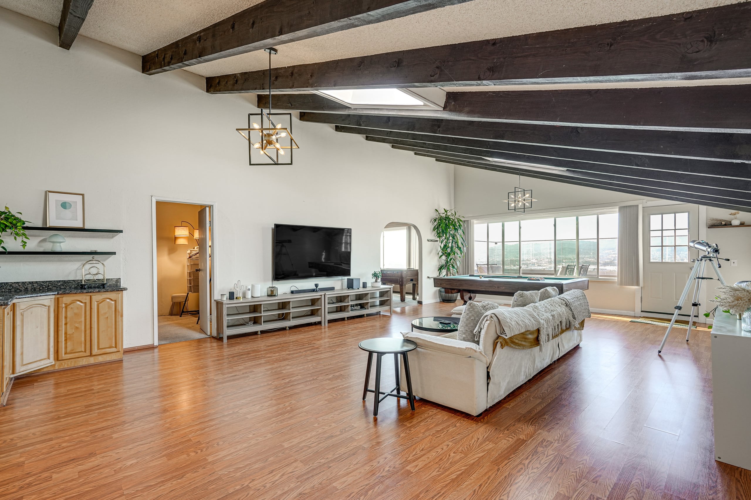 Home in South San Francisco · ★New · 4 bedrooms · 6 beds · 3 private baths - Image 9