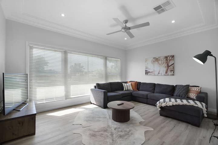 Regal House | Modern Family Retreat, Pets Allowed - Dubbo