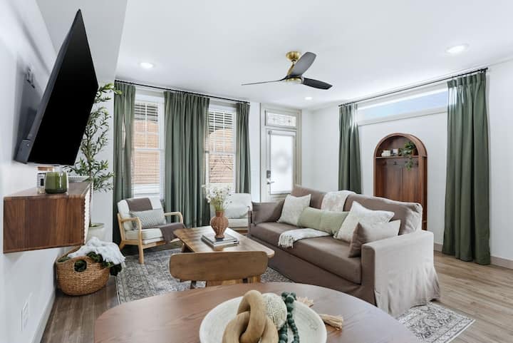 Hot Tub Retreat | Bbq | Pet-friendly | Sleeps 8 - Fort Wayne, IN