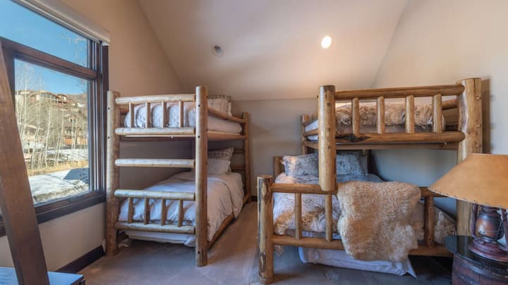 El dormitorio 4 cuenta con una litera doble y una litera doble.