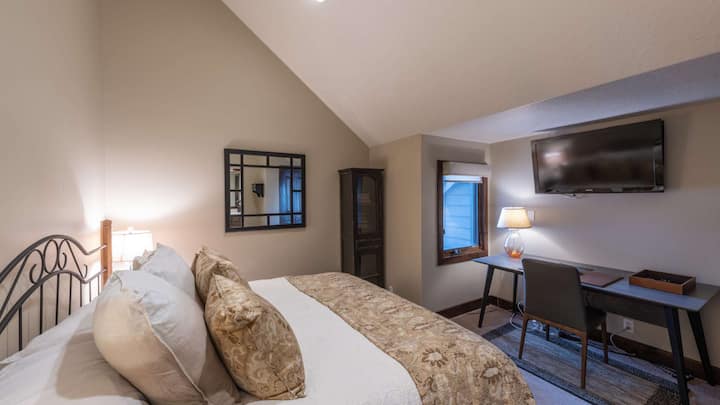 El dormitorio 2 cuenta con una cama tamaño queen y un baño privado.