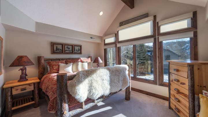 El dormitorio principal cuenta con una cama tamaño king y un baño privado.