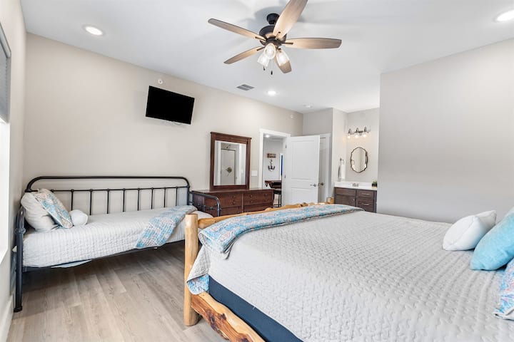 Dormitorio principal 4 en el nivel superior con cama doble y baño privado con ducha
