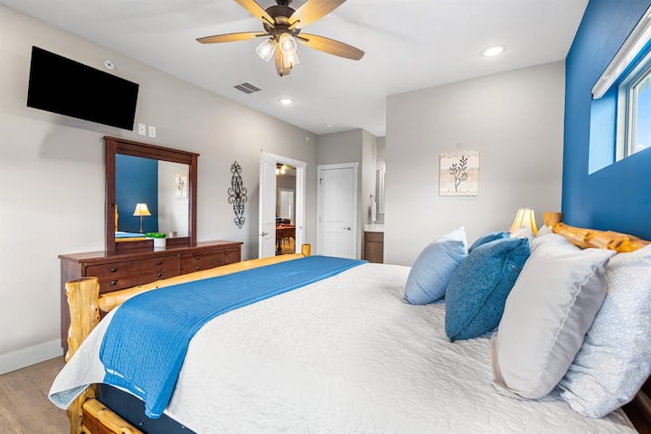 Dormitorio principal 7 en el nivel superior con baño privado y combinación de ducha y bañera