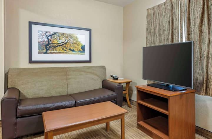 Enjoy A Quiet Louisville Room | Pets Allowed - Louisville, KY
