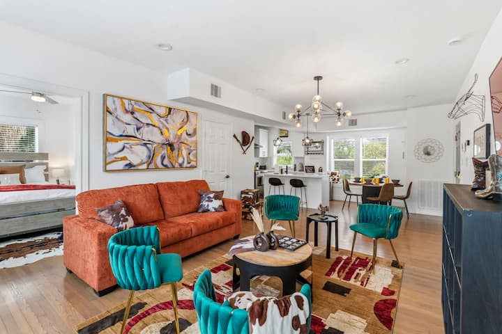 Country Themed Houston Apartment/ Prime Location - Houston, TX