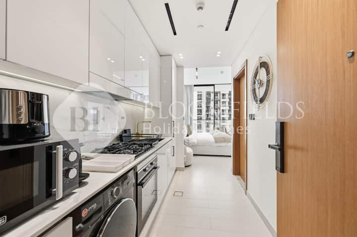 Cozy Studio In Binghatti Azure - Dubai