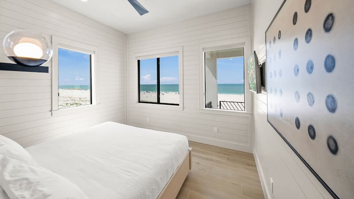Master Bedroom 1 - King Size Bed - Gulf Views - En Suite Bathroom
