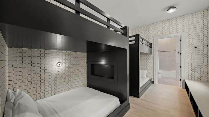 Bedroom 7 - 4 Queen over Queen bunk beds - En Suite Bathroom - 3 HD TV's