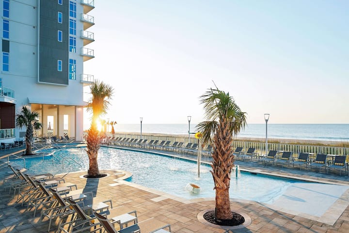 Sleek 2-room Oceanfront Suite Near Beach & Dining - Myrtle Beach, SC