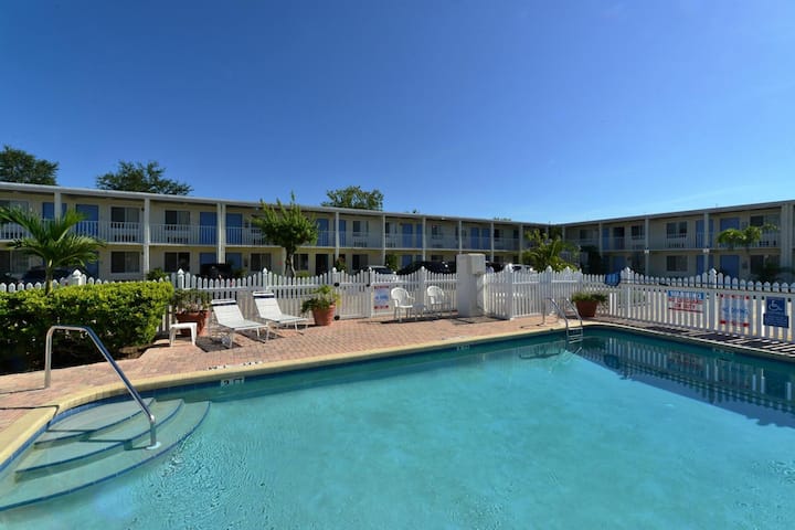 4 Family-friendly Rooms Near Ellenton Outlets Stop - Ellenton, FL