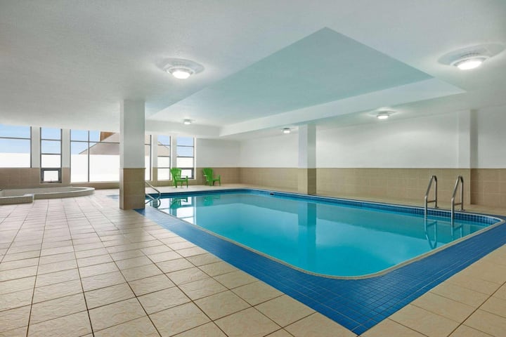 Wyndham Fallsview | Deluxe 3 Queen | Skyline Sight - Niagara Falls