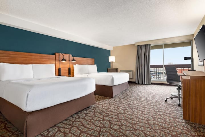 Deluxe 2 Queen | Wyndham Fallsview | Balcony Buzz - Niagara Falls