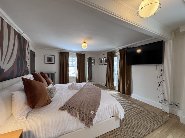 საძინებელი 1 (მე-2 სართული): საწოლი 193×203 სმ + აბაზანა-ტუალეტი ნომერში