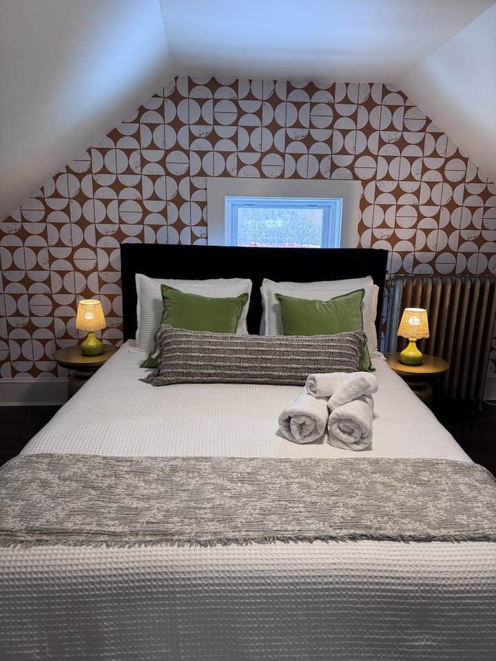 საძინებელი 4 (დონე 3): 1 საწოლი 152×203 სმ 