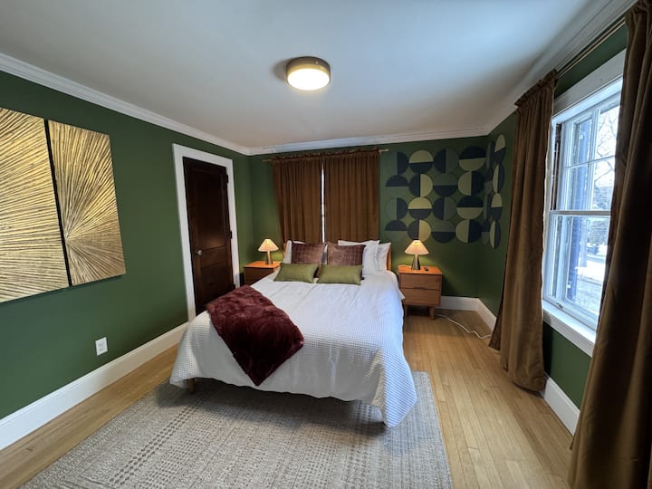 საძინებელი 3 (მე-2 სართული): საწოლი 152×203 სმ