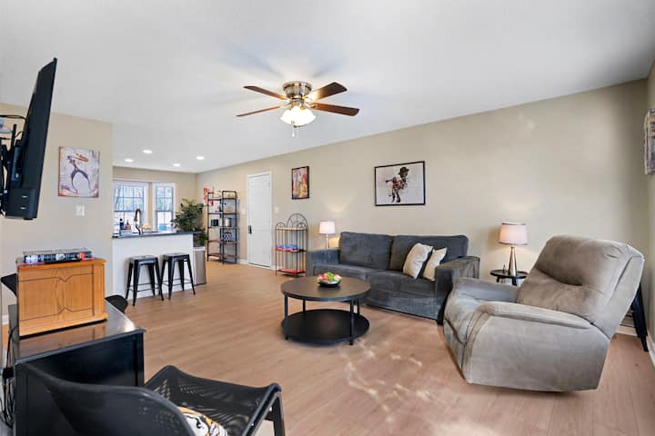 Jazzy Touch - 300mbps Wifi- Fenced Backyard - Clarksville, TN