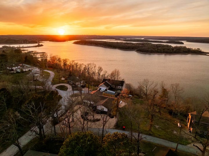 The Golden Hour Overlook at Beaver Lake - Houses for Rent in