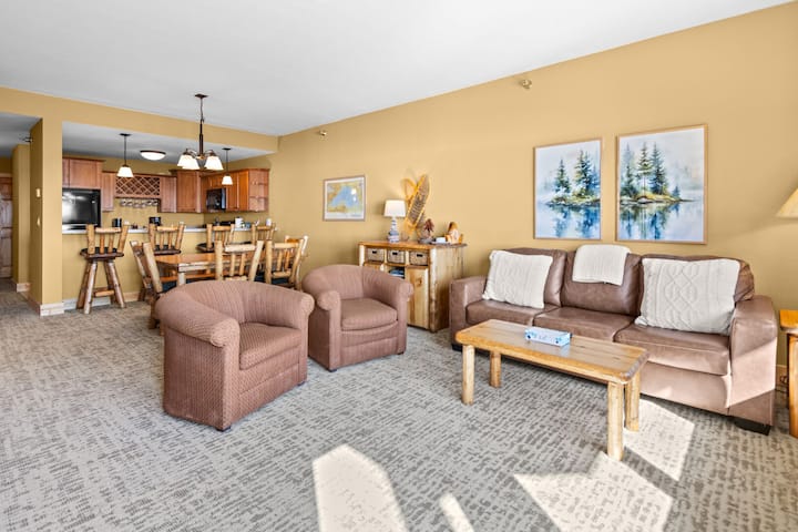 Lakefront Condo With Pool, Heirloom Vacations - Two Harbors, MN