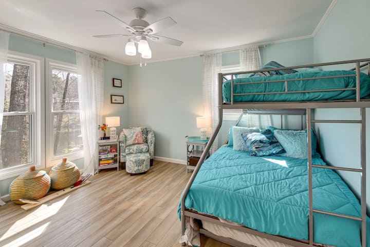 חדר שינה 2 | מיטת קומותיים זוגית/מלאה עם מיטת זוגית נפתחת | Amazon Fire TV | קומה ראשית