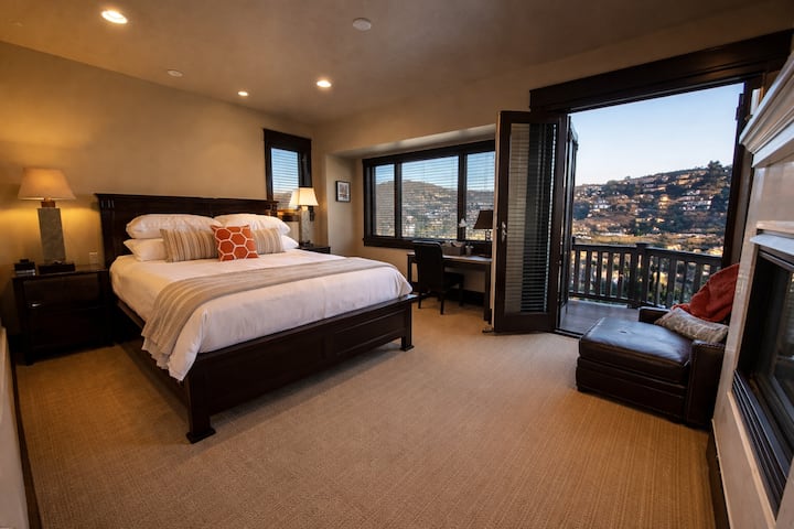 להתעורר לנופי העיר העתיקה המרהיבים בסוויטה הראשית המרווחת הזו בקומה השנייה, הכוללת מיטה מפוארת וגישה ישירה למרפסת פרטית.