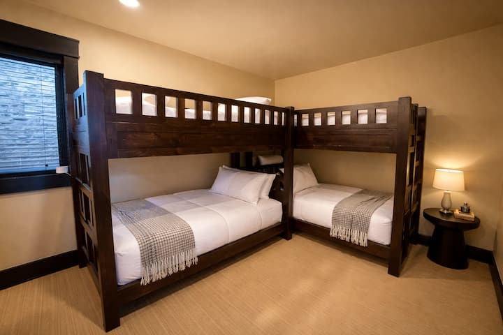 חדר זה, שעוצב לנוחות וגמישות, מציע ארבע מיטות יחיד וסידור נוח שאידיאלי לילדים או לאורחים נוספים.