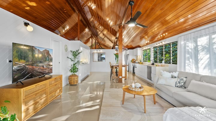 Paradise Holiday Co. - Arlington Beachfront House - Clifton Beach