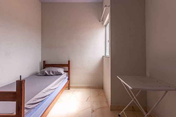 Quarto com cama de solteiro ideal para uso individual