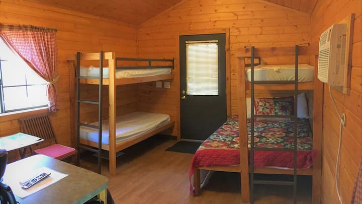 Sundance Kid Cozy Lodge | Kitchenette & Full Bath - Vernal, UT
