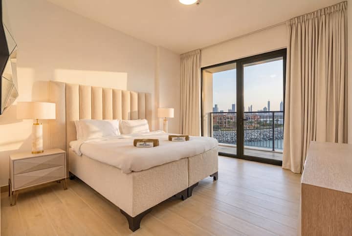  Balkon çıxışı, şəhər mənzərəsi və yumşaq, lüks tərtibatı olan sakit yataq otağı.
