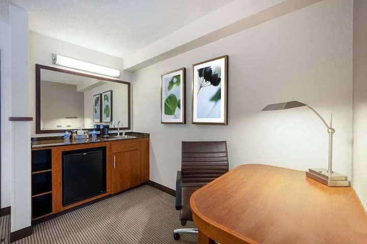 Wyndham Kc Airport | King Jr | Zona Rosa Near - Kansas City