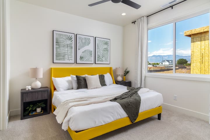 Dormitorio luminoso y moderno: ¡Te esperan estimulantes detalles en amarillo, vistas impresionantes y una comodidad de lujo!