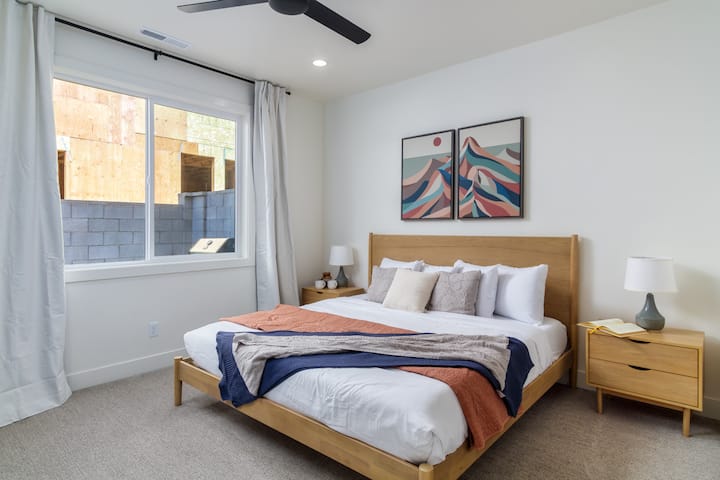 Dormitorio principal: cama tamaño king, baño en suite, Planta principal: